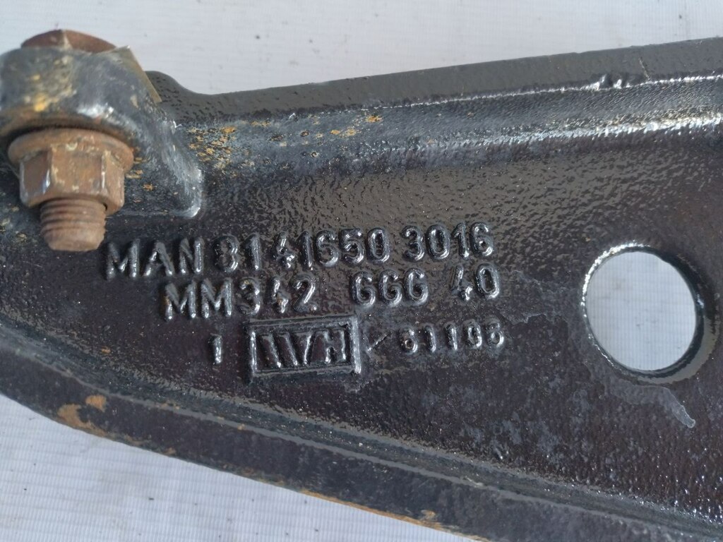 кронштейн усилителя бампера б/у - 4